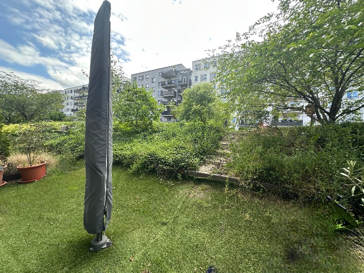 Terrasse mit privatem Zugang zum Innenhof